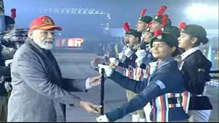 प्रधानमंत्री श्री मोदी ने खुशी को दिया बैटन और मेडल